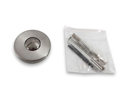 gros plan d'un objet métallique sur une surface blanche