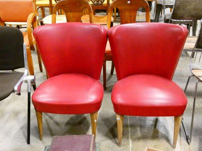 deux chaises rouges placées l'une à côté de l'autre dans une pièce