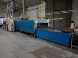 une image représentant une usine avec une machine au milieu