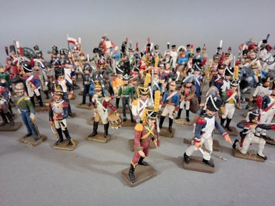 de nombreuses figurines de soldats, de tailles et de couleurs variées