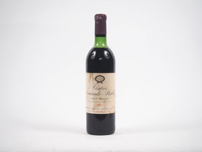 une bouteille de vin posée sur une table