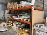 une pièce avec beaucoup de boîtes et de cartons sur les étagères