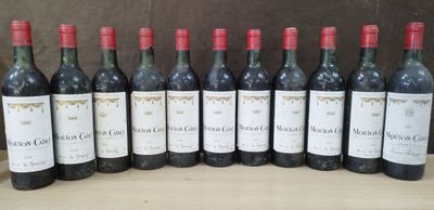 six bouteilles de vin rouge sont alignées