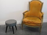 deux chaises et une table dans le coin d'une pièce