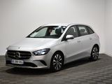 une Mercedes Classe B blanche garée dans une pièce blanche