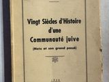 gros plan d'un livre sur une table à fond blanc