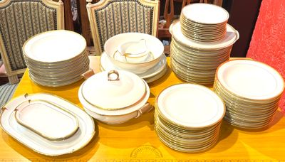 A. GIRAUD et Cie à Limoges. Partie de service en porcelaine …