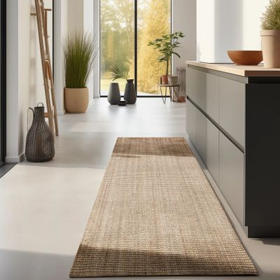 une photo d'un couloir avec un tapis au sol