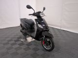 le scooter est garé sur un sol à carreaux noirs