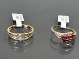 deux bagues en or ornées de diamants et d'une pierre rouge sur un fond noir