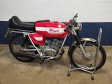 une moto rouge garée dans un garage