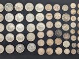 une vaste collection de pièces d'argent sur un fond noir