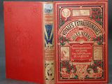 un vieux livre à la couverture rouge posé sur une table