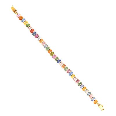 un gros plan d'un bracelet coloré sur fond blanc