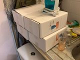 des toilettes blanches situées à côté d'un lavabo dans une salle de bains