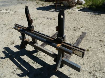 un banc en bois posé dans la terre