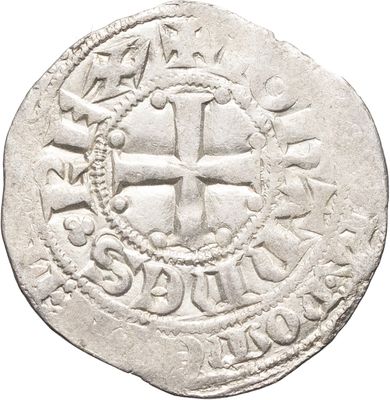 Gros plan sur une pièce de monnaie portant une croix