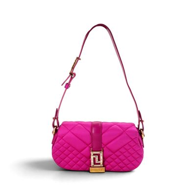 un sac rose muni d'une boucle dorée sur la poignée