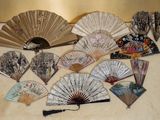 de nombreux types d'éventails sur la table