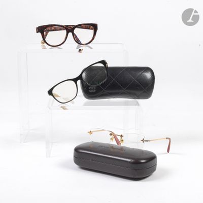 une paire de lunettes exposée dans un étui transparent sur fond blanc