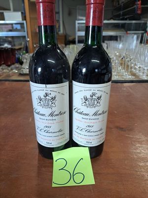 deux bouteilles de vin posées sur une table, avec une étiquette de prix
