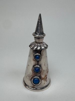 une image représentant une clochette en argent ornée de pierres bleues