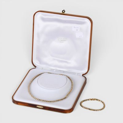 un collier en or et un bracelet en or dans un écrin