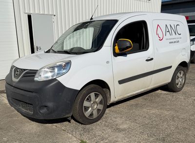 a van that is parked in front of a building