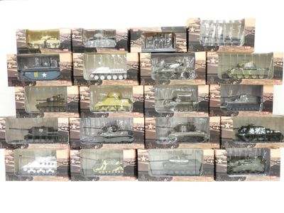 de nombreux types de trains miniatures exposés dans une vitrine