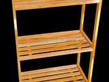 une étagère en bois comportant deux tablettes