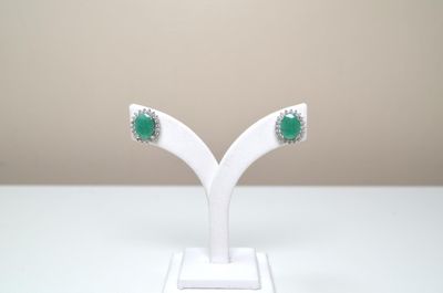 Une paire de boucles d'oreilles en argent sertie de 2 émerau…