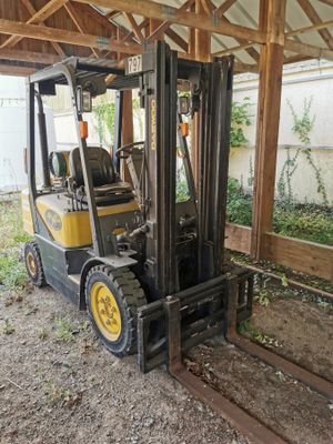 un chariot élévateur garé sous un bâtiment