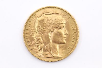 gros plan d'une pièce d'or sur une surface blanche