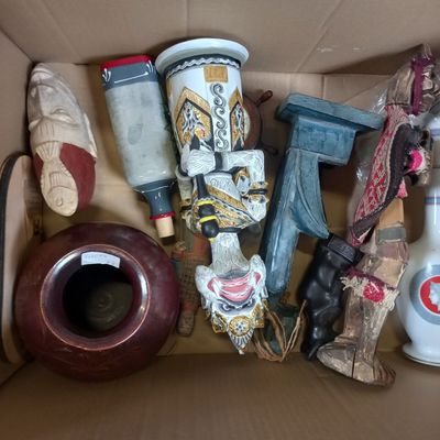 une boîte remplie d'objets assortis qui s'y trouvent