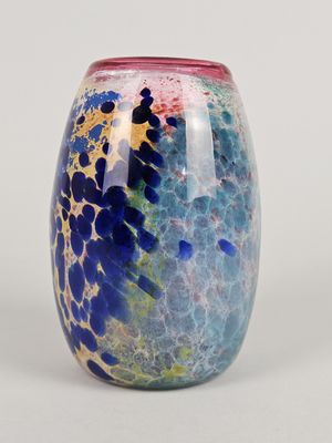 un vase orné d'un motif bleu et jaune