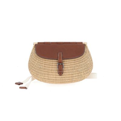 un gros plan d'un sac en paille sur fond blanc