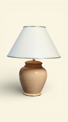 une lampe posée sur une table