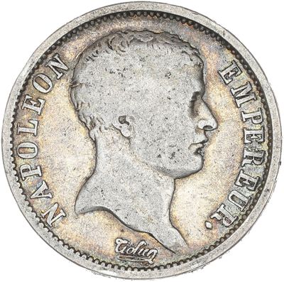 Gros plan sur une pièce de monnaie portant le visage d'un homme