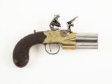 un vieux fusil avec une poignée en bois sur fond blanc