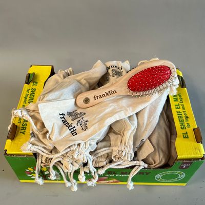 une boîte contenant une paire de gants et une brosse