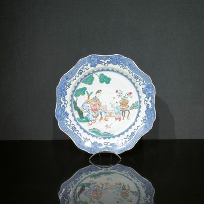 une assiette bleue et blanche avec une image de femme dessus