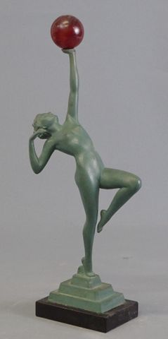 Statuette vers 1930 « Danseuse à la balle » en régule à patine ve...