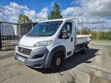 un camion blanc garé sur le parking