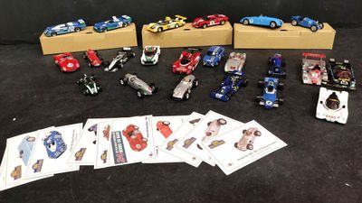 beaucoup de petites voitures et de cartes par terre