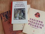 trois livres posés sur une table l'un à côté de l'autre