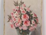 une peinture de fleurs roses dans un vase sur une table