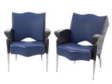 une paire de fauteuils en cuir bleu avec des pieds et des accoudoirs chromés