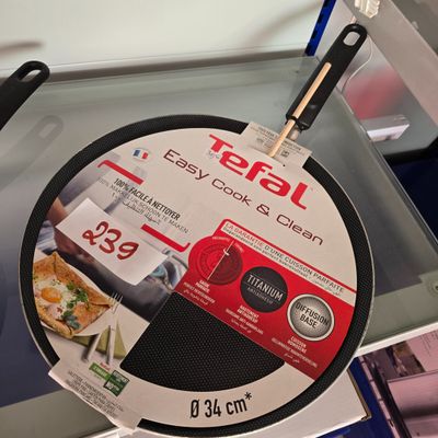 une photo d'une poêle exposée dans un magasin