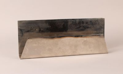 une image d'un objet métallique sur une surface blanche