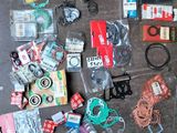 tout un tas d'objets divers posés sur une table